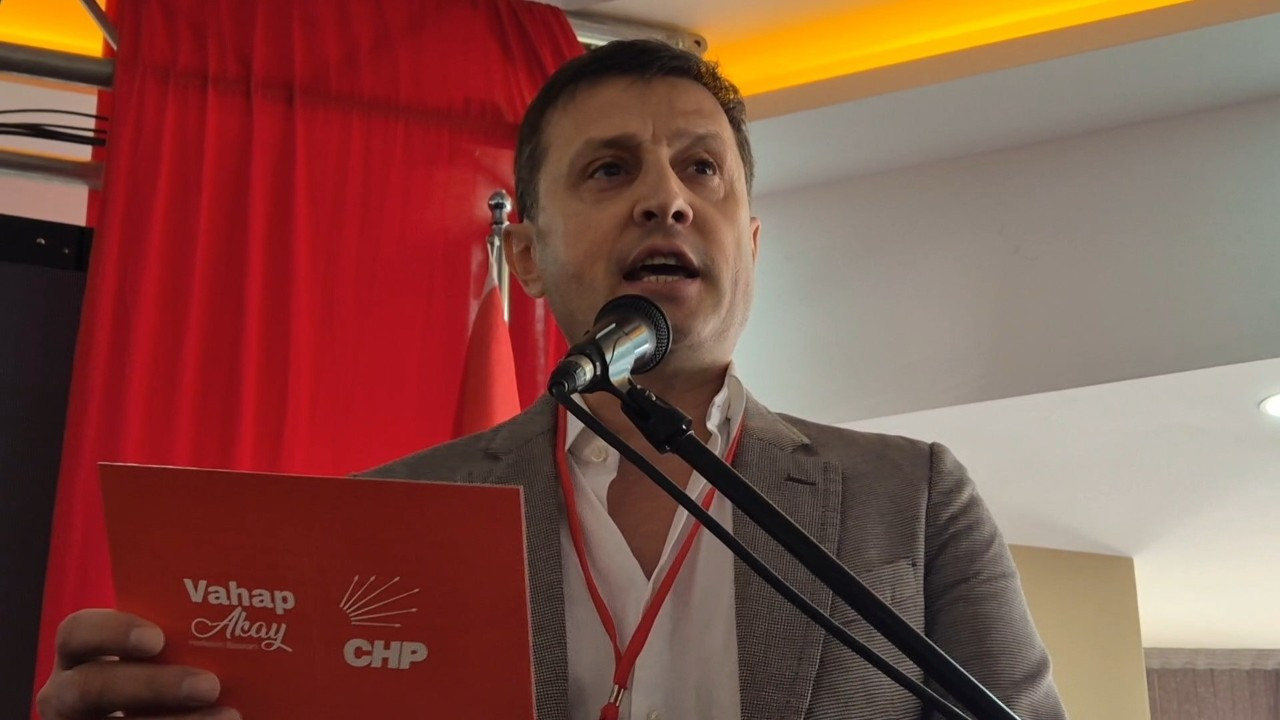 Belediye başkanı “Kovun beni” diyerek salonu terk etti