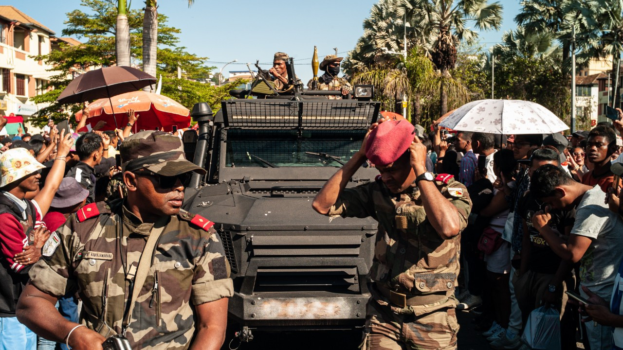 Madagaskar'da ordu yönetime el koydu