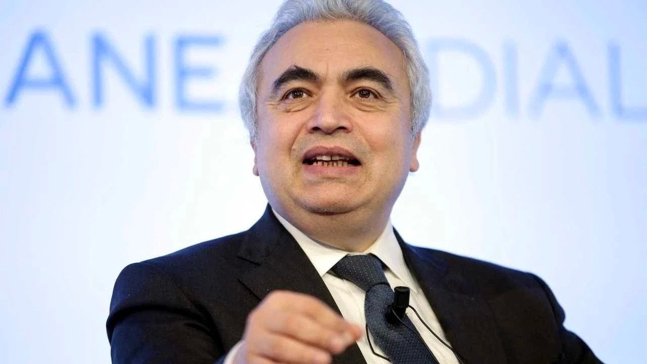 IEA küresel enerji büyüme tahminini düşürdü