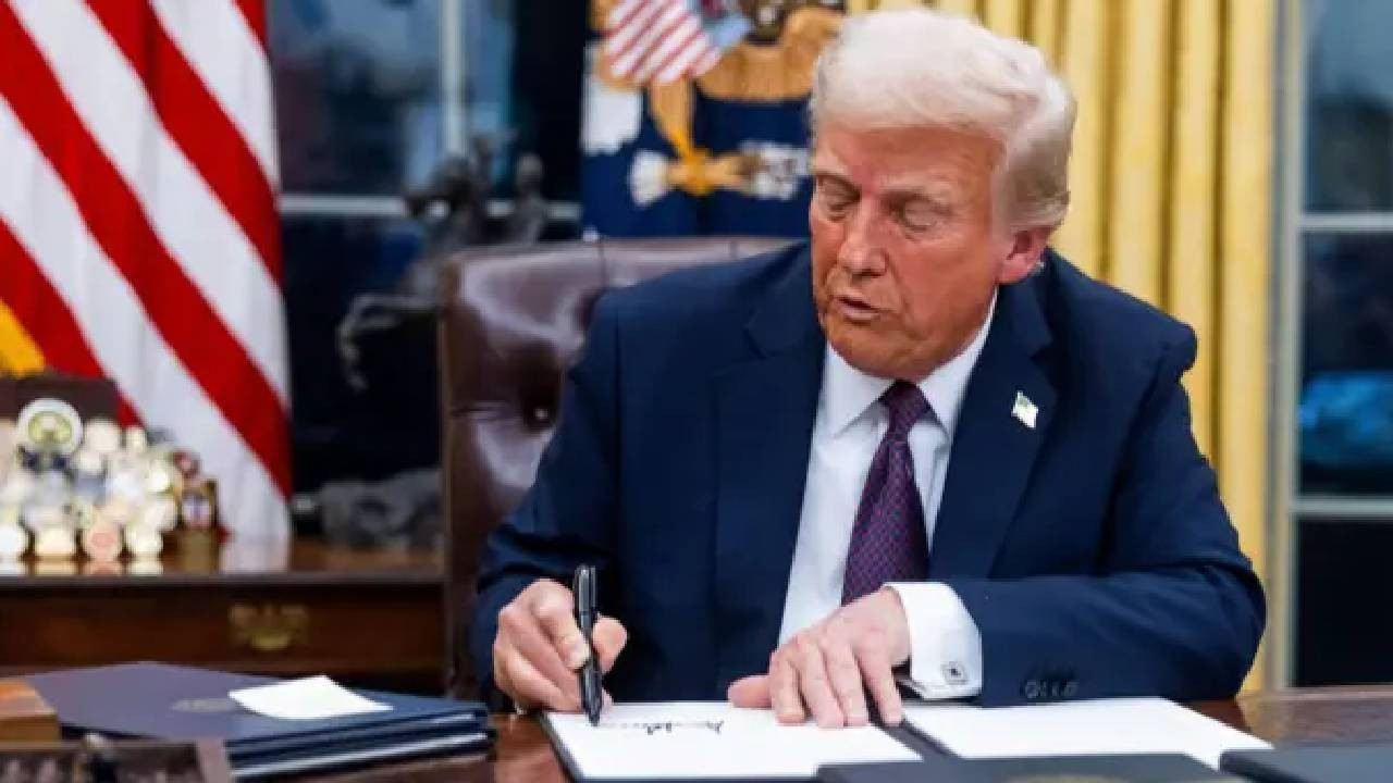 Trump, ithal kamyon ve otobüslere vergi getirilmesini öngören bildiriyi imzaladı Trump, ithal kamyon ve otobüslere vergi getirilmesini öngören bildiriyi imzaladı